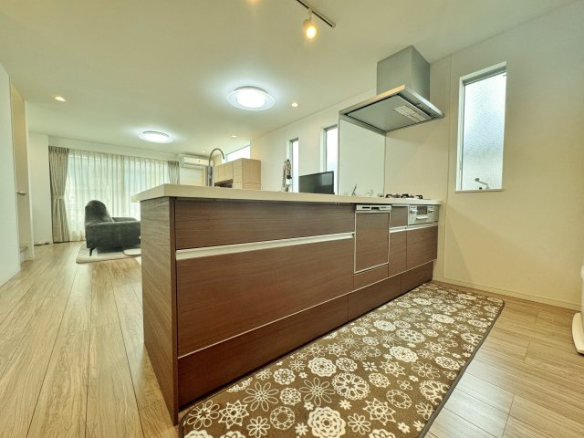 豊島区千川2丁目のキッチン|ナチュラルカラーで暖かみのあるキッチン
お洒落なオープンキッチンでリビングをより華やかに演出しております
デザイン性と機能性を兼備えております