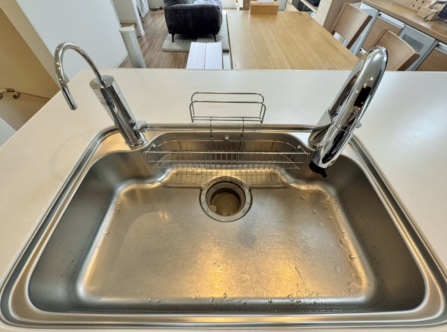 豊島区千川2丁目のキッチン|水栓部分を触らずに手を洗うことができるので衛生的に使用でき、使用頻度の高いキッチン水栓では家事効率もUPいたします
クリアな水が毎日使え、見た目にもスマートな浄水器付 