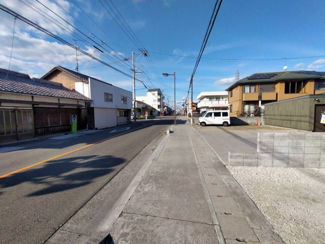 売土地の前面道路含む現地写真
