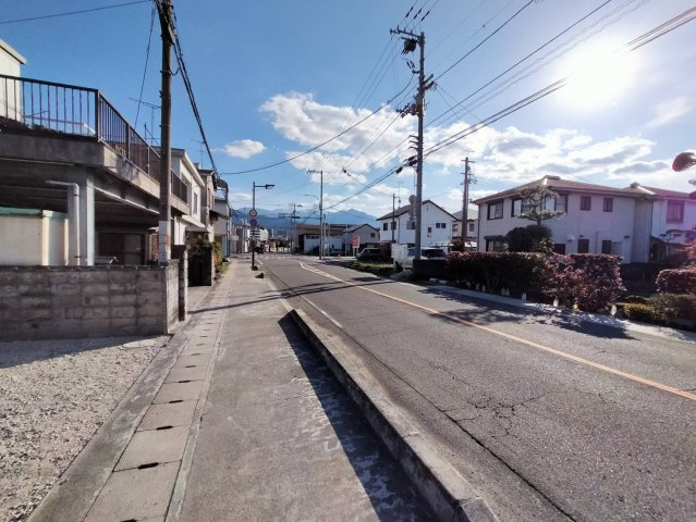 売土地の前面道路含む現地写真