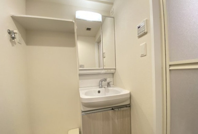 【洗面所】 | プレサンス難波フィールド | 独立洗面台、小物を置くことができて便利です