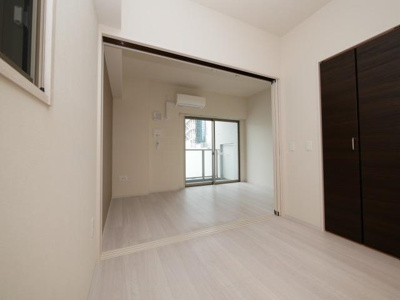 【居間・リビング】 | アザレア梅田 | 使いやすい洋室です