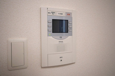 【セキュリティ】 | プレサンス心斎橋レヨン | モニター付きインターフォンです