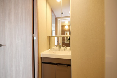 【独立洗面台】 | エスリードレジデンス大阪福島サウスフラッツ | 朝の身支度には欠かせない独立洗面化粧台