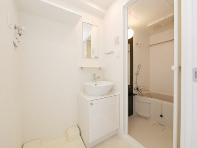 【洗面所】 | エスリード大阪ドームシティ | 独立洗面台、小物を置くことができて便利です