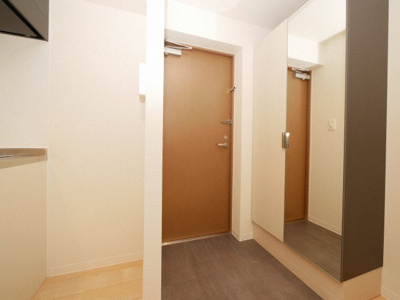 【玄関】 | ヴィラ・セレーノ玉造本町 | 収納もある玄関です