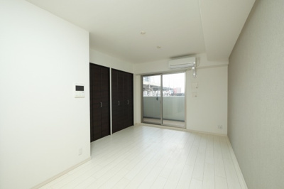 【居間・リビング】 | スプランディッドⅡ | こちらのリビングで趣味の時間をお楽しみください