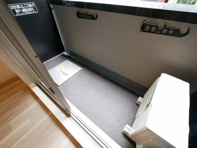 【バルコニー】 | プレサンス堺筋本町駅前シェル | 外からの目が気にならないバルコニーで洗濯物が干せます