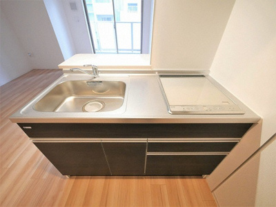 【キッチン】 | セレニテ堺筋本町リアン | コンパクトなキッチンで掃除もラクラク