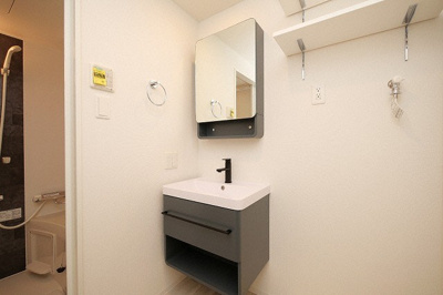 【独立洗面台】 | セレニテ本町リアン | 独立洗面化粧台が付いています