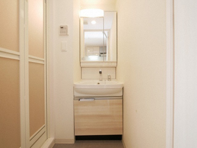 【独立洗面台】 | プレサンス新大阪ストリーム | 独立洗面台、小物を置くことができて便利です