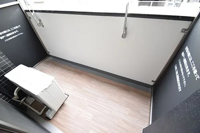 【バルコニー】 | プレサンス本町エクストラ | 外からの目が気にならないバルコニーで洗濯物が干せます