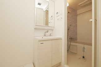 【独立洗面台】 | S-RESIDENCE堺筋本町Deux | 朝の支度にも助かる、独立の洗髪洗面化粧台