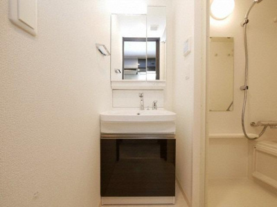 【洗面所】 | エステムコート大阪WESTⅡ | 独立洗面台、小物を置くことができて便利です