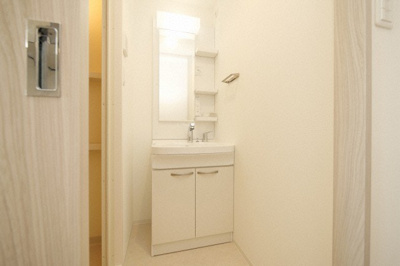 【独立洗面台】 | 大阪難波Noah | 独立洗面台、小物を置くことができて便利です