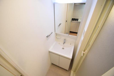 【洗面所】 | レオンコンフォート難波サウスゲート | 朝の身支度には欠かせない独立洗面化粧台