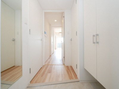 【玄関】 | セレニテ新大阪プリエ | 収納もある玄関です