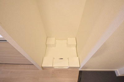 【設備】 | プレサンスOSAKA三国ネオス | 洗濯機置き場です