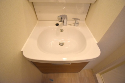 【独立洗面台】 | プレサンスOSAKA三国ネオス | 朝の身支度には欠かせない独立洗面化粧台