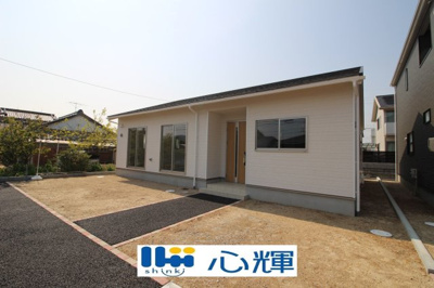 【外観】 | クレイドルガーデン防府市勝間 第３ (１号棟） | 明るい日差しが差し込む現地。車もゆったり駐めることができます。ぜひ現地をご覧ください。


