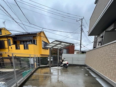 【その他共用部分】 | ノーウェア　マン | 屋根付きの駐輪場で雨が降っても大切な自転車が濡れなくてすみますね♪自転車はちょっとした移動手段に便利☆