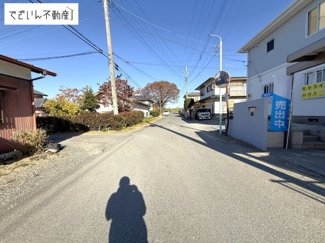 【前面道路含む現地写真】 | 深谷市高島　中古住宅   | 現地(2025年12月撮影)