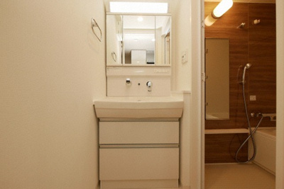【独立洗面台】 | リヴェント難波サウス | 朝の支度にも助かる、独立の洗髪洗面化粧台