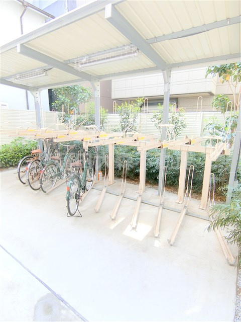 新蒲田高級分譲マンションのその他共用部分|屋根付きラック式の駐輪場