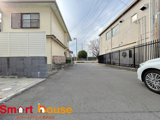 厚木市旭町　中古戸建の前面道路含む現地写真|お住まいの前面道路が広いと駐車が楽になり、陽当たりも遮られないので明るく居心地の良いお家になります♪
