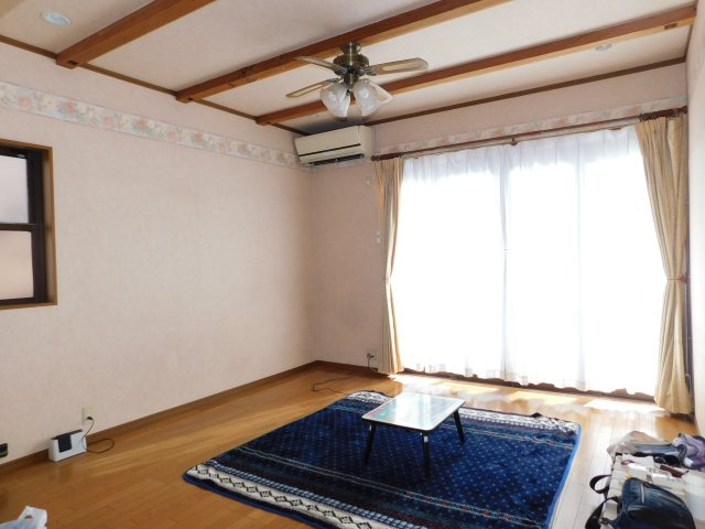 海部郡大治町大字西條字北屋敷の中古一戸建の居間・リビング|◇リビング・ダイニング◇　南面で明るいリビング１６．３帖　天井からも木のぬくもりを感じることができます♪