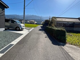 売土地の前面道路含む現地写真