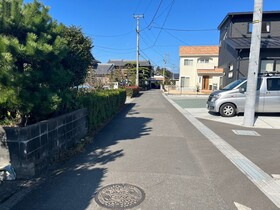 売土地の前面道路含む現地写真