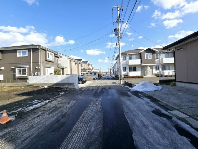 クレイドルガーデン八戸市南類家　第3　1号棟の前面道路含む現地写真