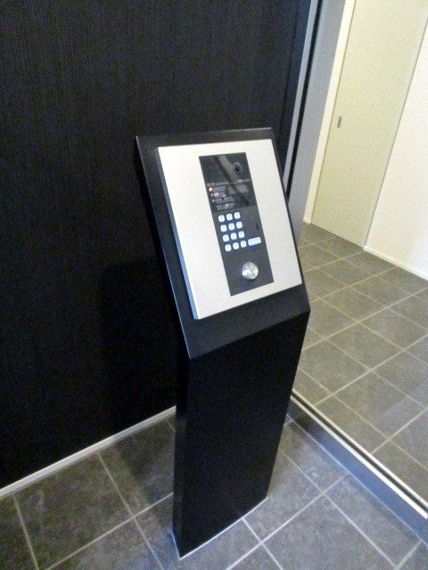 ヴァンヴェール松原のセキュリティ|オートロック付きのエントランス