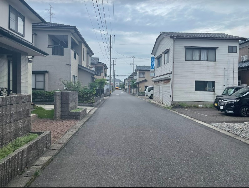 東区新石山1丁目　売地の前面道路含む現地写真