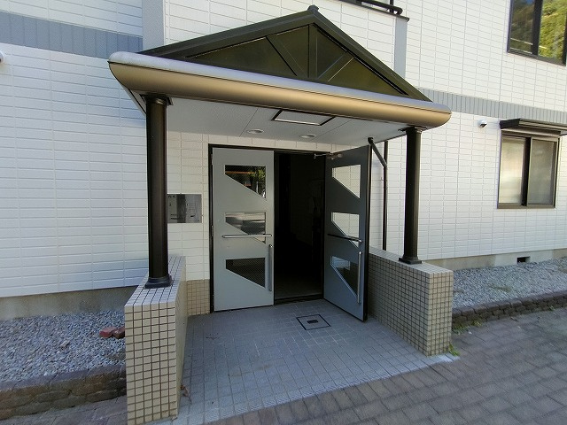 神戸市兵庫区平野町字天王谷東服山のアパートのエントランス