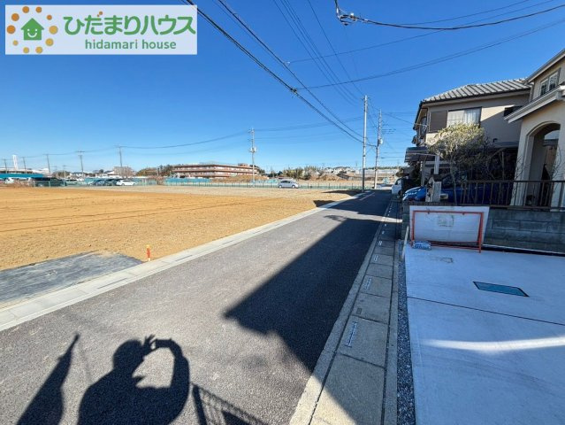 西区宝来　23-1期　新築一戸建て　リナージュ　02の前面道路含む現地写真