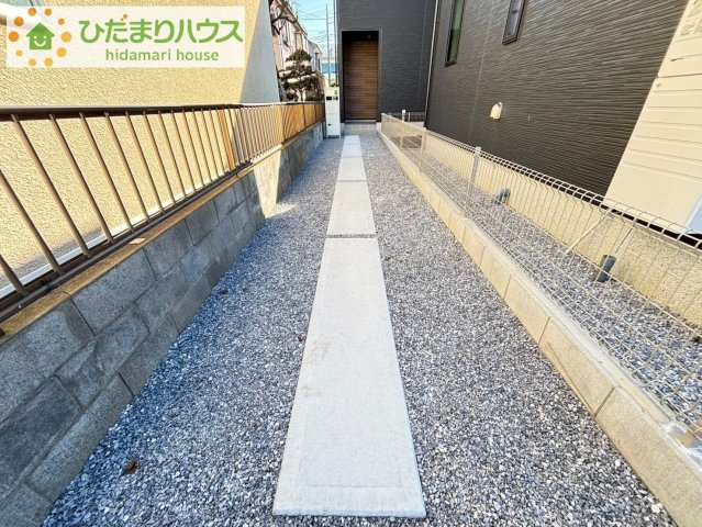 西区宝来　23-1期　新築一戸建て　リナージュ　02の前面道路含む現地写真