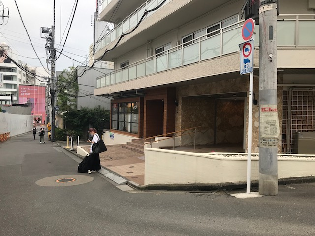 神宮ハイツのエントランス