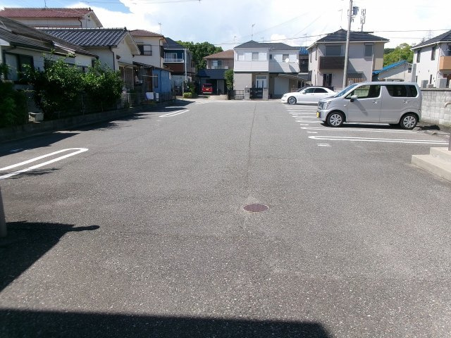 コンフォート小山Bの駐車場