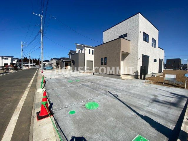 いろどりアイタウン富里町七栄　4号棟の前面道路含む現地写真