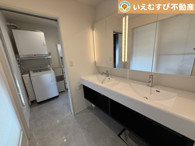 熊谷市河原町　中古戸建の独立洗面台|ゆとりの広さの洗面室
2ボウルの洗面台が便利！家事をするにも身支度するにも便利な広さですね！