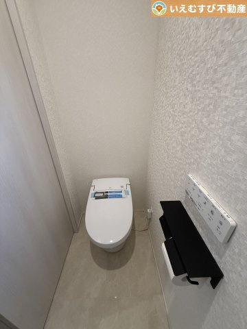 熊谷市河原町　中古戸建のトイレ|シンプルで清潔感のあるトイレ
暖房便座付きなので寒い冬でも快適に使用できます！