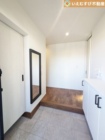 熊谷市河原町　中古戸建の玄関|大容量のシューズボックス、便利な土間収納付き
収納力のある土間収納付きなのでベビーカーやお子様の遊び道具なども置いておけます♪