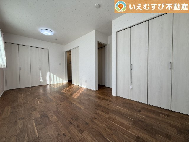 熊谷市河原町　中古戸建の洋室|ナチュラルな色合いが落ち着くお部屋
シンプルな内装のお部屋なので自分でコーディネートしても楽しそうですね♪