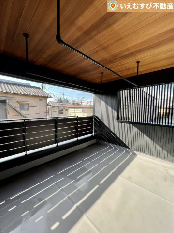 熊谷市河原町　中古戸建のバルコニー|ゆとりの広さのインナーバルコニー
急な雨でもインナーバルコニーなら安心！天気を気にせず干して外出できます♪