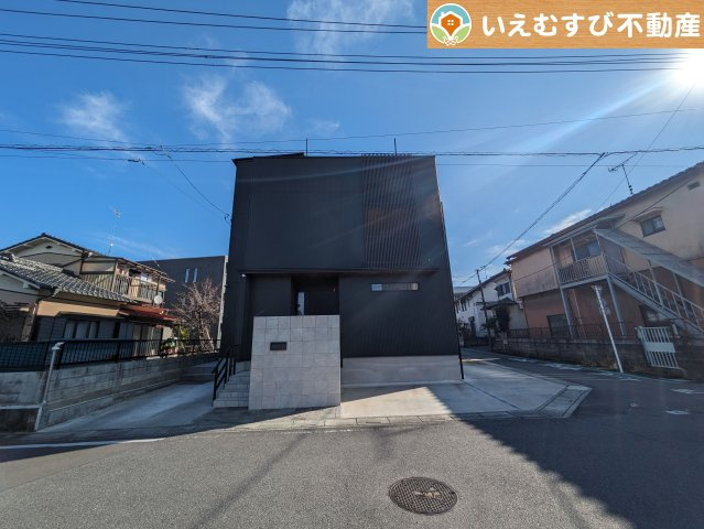 熊谷市河原町　中古戸建の駐車場|2台駐車可能なスペース完備
しっかり舗装してある駐車スペースで天気が悪く足元が悪い日でも乗り降りしやすい♪