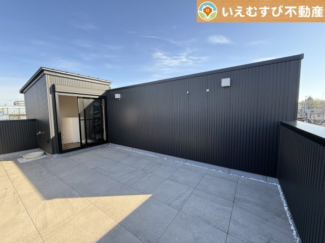 熊谷市河原町　中古戸建のバルコニー|広々ルーフバルコニー
水栓も付いた広々空間はお庭の代わりにお外遊びも出来る場所になっています♪