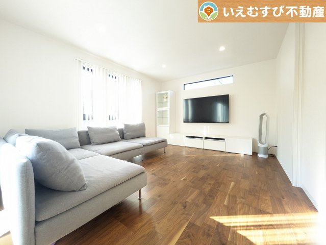 熊谷市河原町　中古戸建の居間・リビング|自然光で満たされる明るく開放感溢れるリビング
たっぷりの採光で明るい空間。家族みんなでくつろげます♪