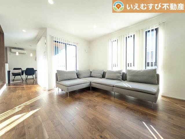 熊谷市河原町　中古戸建の居間・リビング|開放感と家族との距離感にこだわったＬＤＫ
採光たっぷりのリビングで休日には家族みんなでくつろげそうですね♪